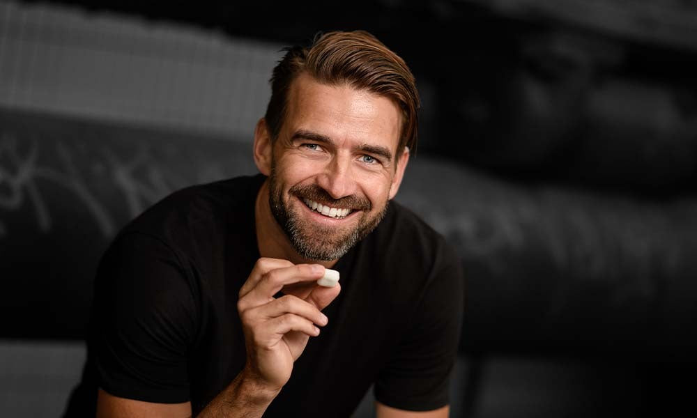 Foto van Mark Tuitert met FIRST energy gum