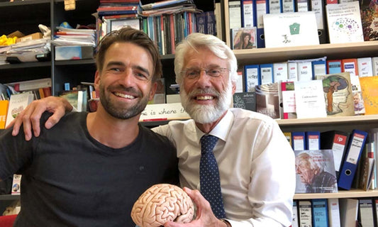Mark Tuitert en Erik Scherder die samen een schaalmodel van de hersenen vasthouden